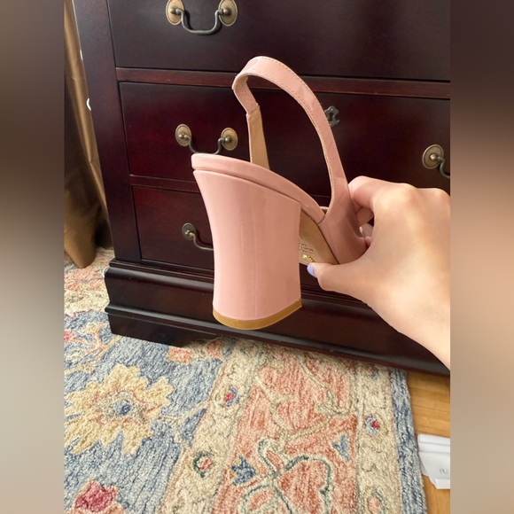 Stuart Weitzman - Picture 5 of 7